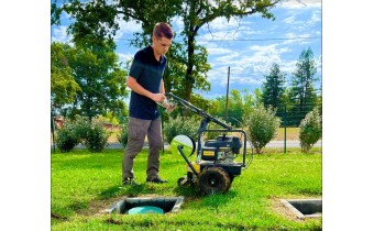 Robot de tonte KRESS arrêter à sa station de charge